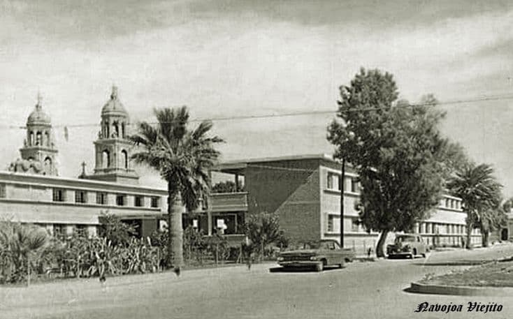 Avenida en Navojoa Sonora Mexico ,,,, escuela y templo