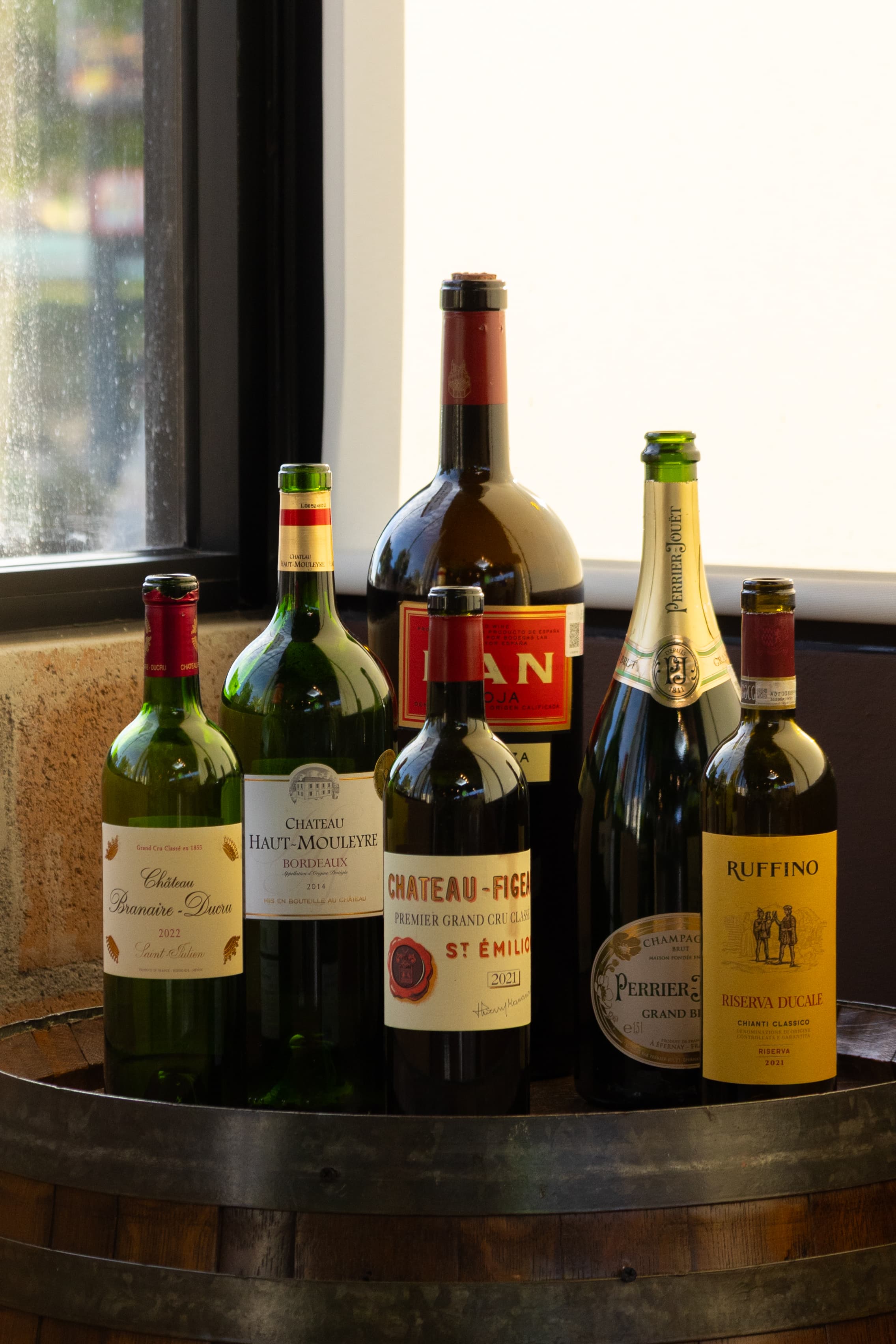 Botellas sobre barra de restaurante